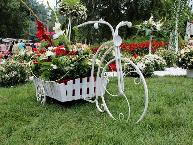 metal wheel DIY decorating ideas