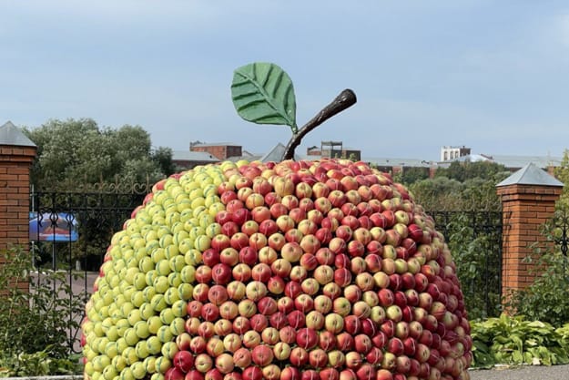 apple sculpture garden decorations
