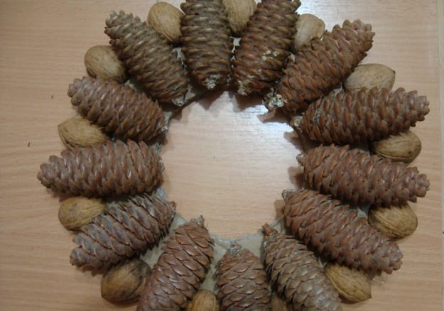 how to make pine cone decorations tutorial