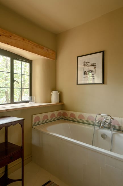 tiled bathtub wall design