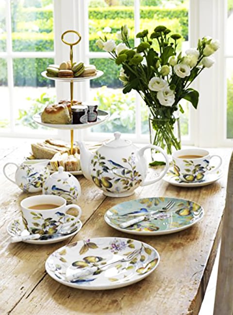 green colors leaf patterns party table setting ideas