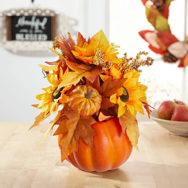 pumpkin fall leaves table centerpiece idea