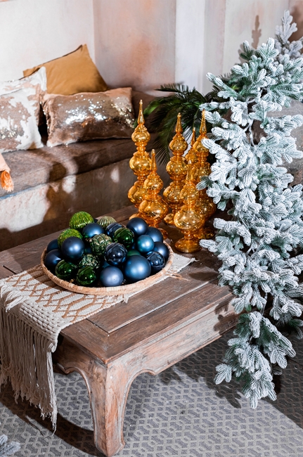 golden decorations winter holiday decorating themes
