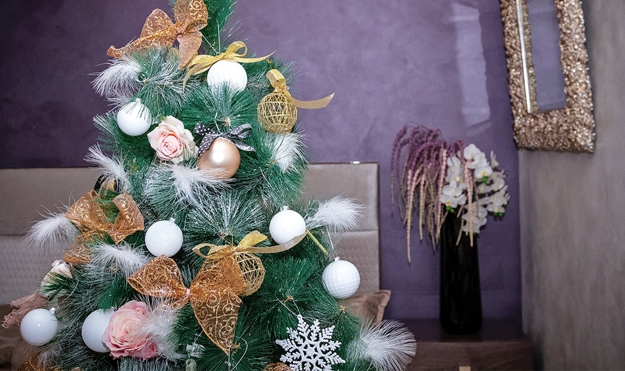 golden decorations winter holiday decorating themes