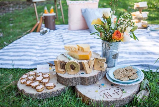 wooden accents table decorations centerpiece ideas