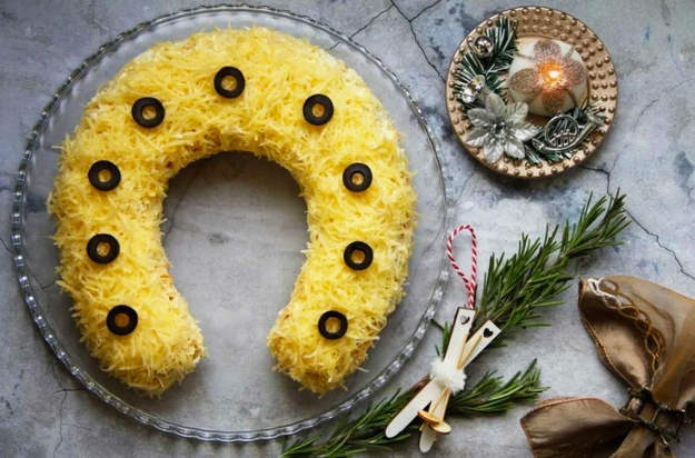 horseshoe salad presentation