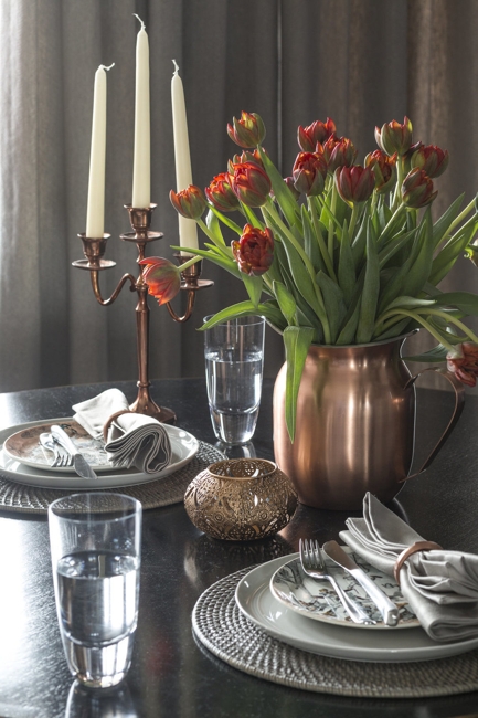 red tulips floral centerpiece idea