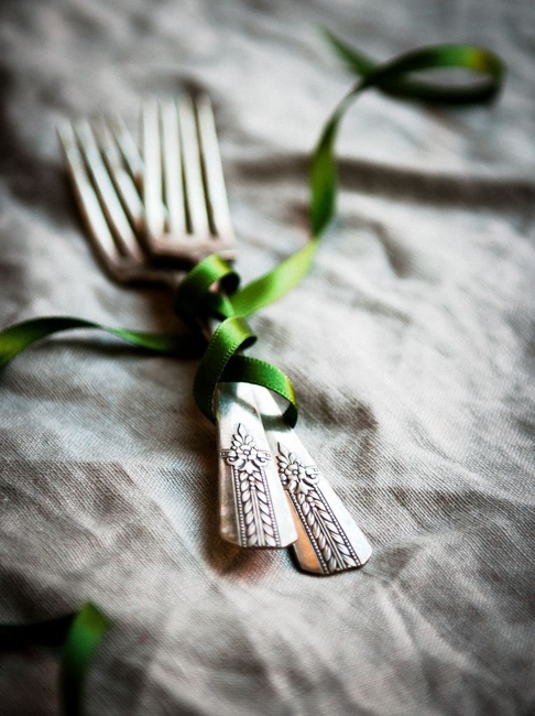 green ribbons table setting idea