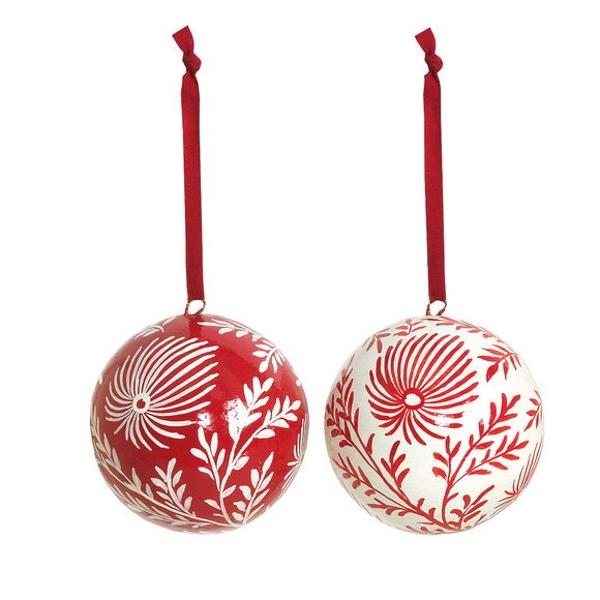 red accents classic christmas decorating ideas