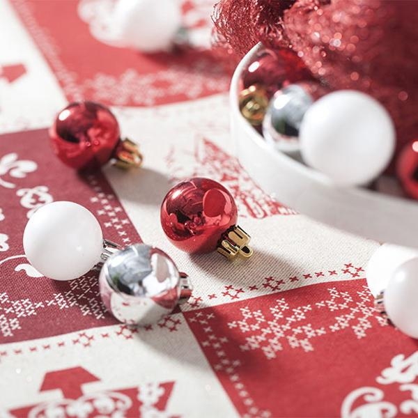 red accents classic christmas decorating ideas