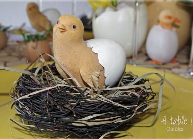 creative bright spring holiday table decorating