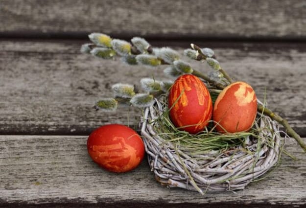 eco friendly easter ideas naturally dyed eggs