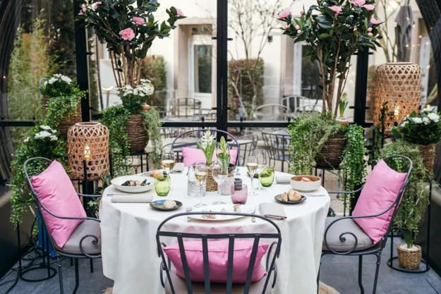 outdoor dining furniture