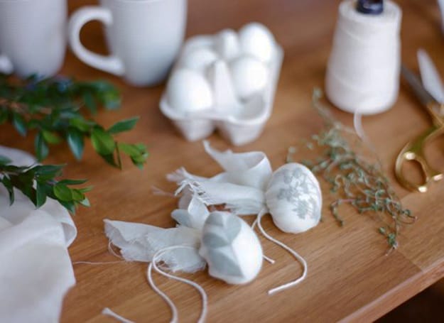 how to naturally dye egg creating leaf flower prints