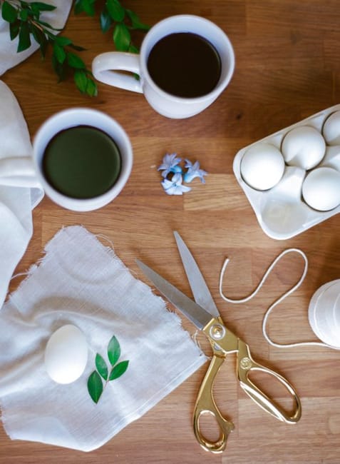 how to naturally dye egg creating leaf flower prints