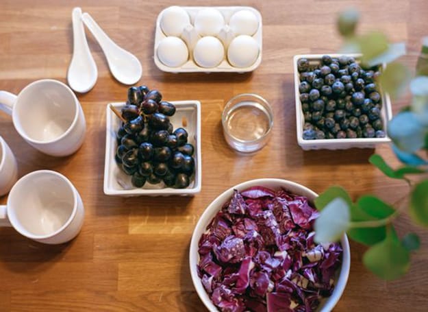 how to naturally dye egg creating leaf flower prints